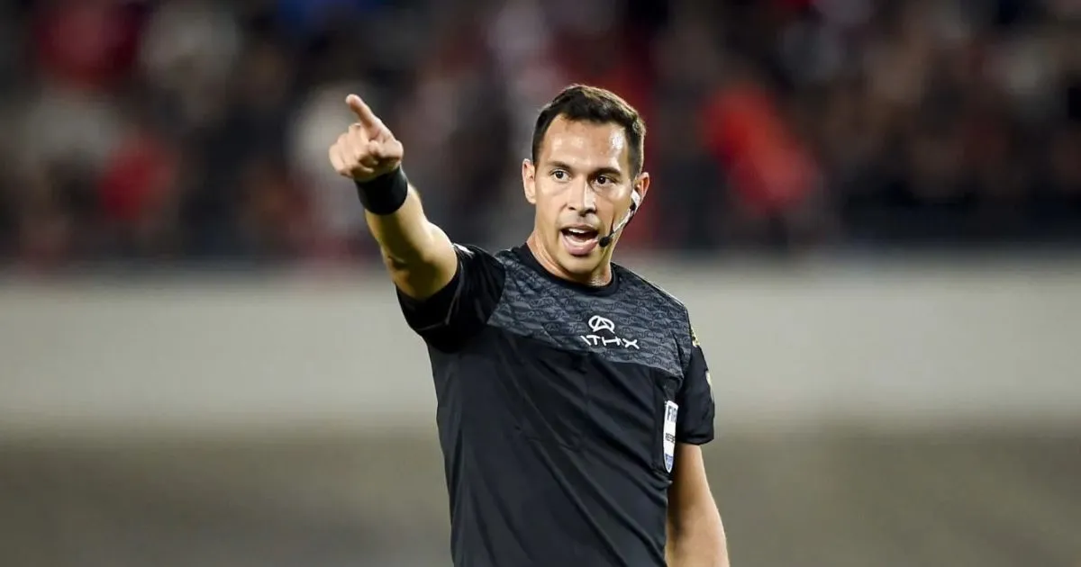 cambio de árbitro para la final entre Platense y Huracán