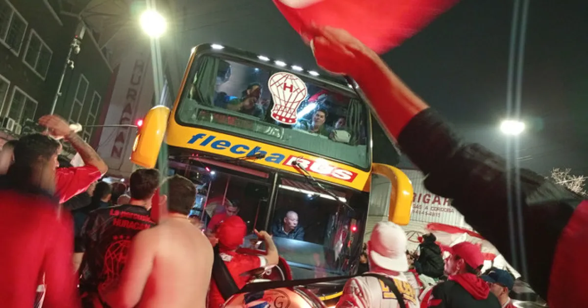 caravana de Huracán en Santiago